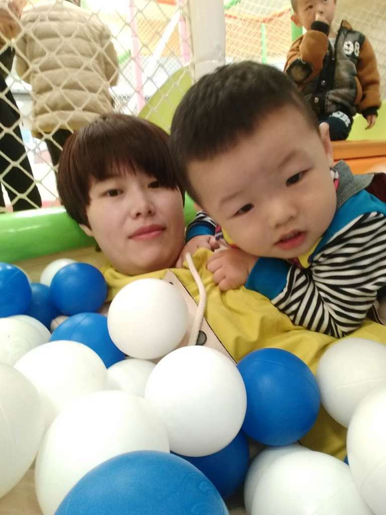 宝妈自主创业成功逆袭 宝妈带孩子做微商月入